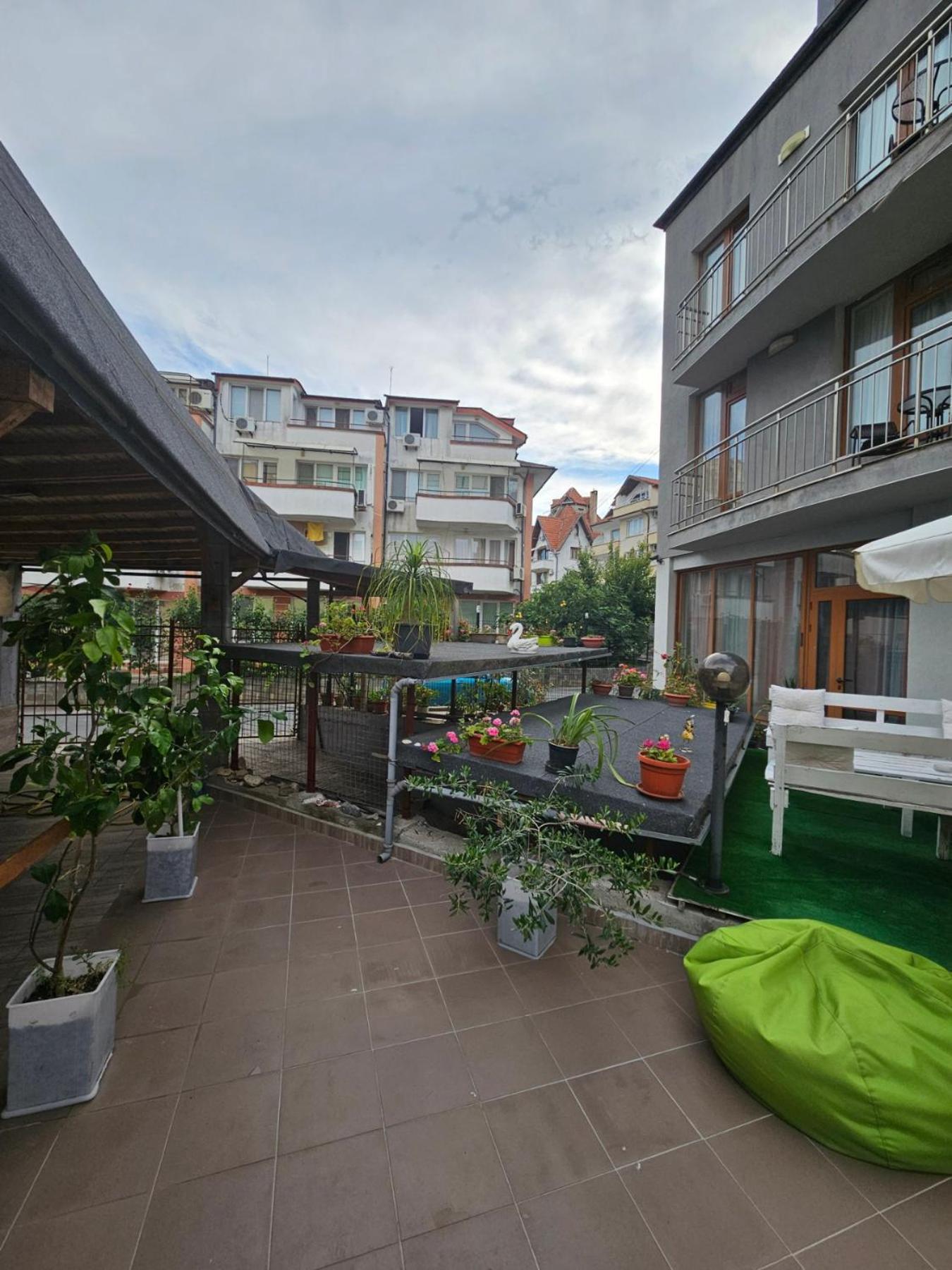 Guest House Petrovi Равда Экстерьер фото